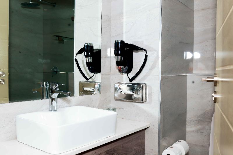Q's Evander Hotel And Apartments image