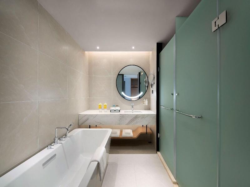 Holiday Inn Hotel Suites Wuhan New City By Ihg image