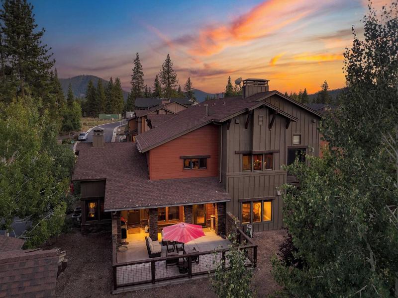 Luxe All-season Retreat By Avantstay Prime Locat image
