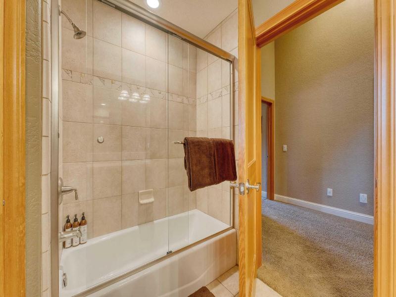 Luxe All-season Retreat By Avantstay Prime Locat image