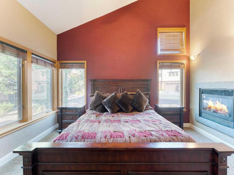 Luxe All-season Retreat By Avantstay Prime Locat image