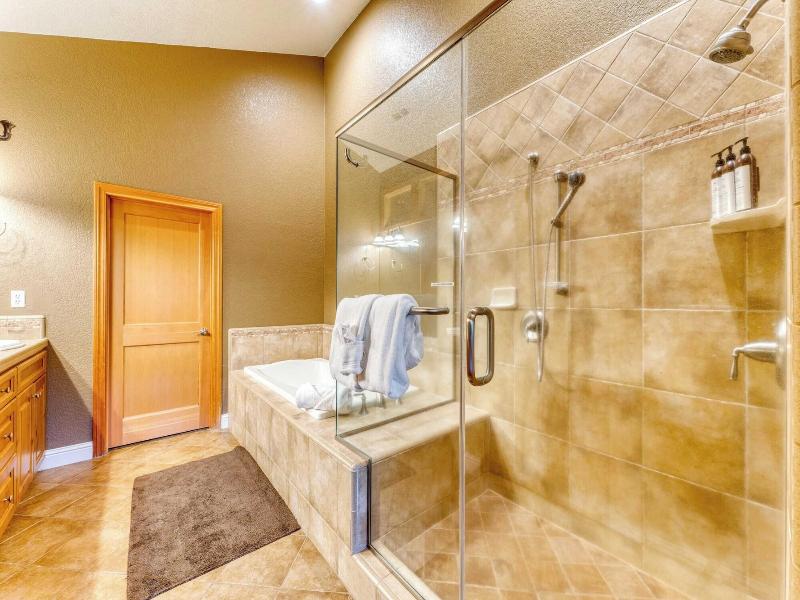 Luxe All-season Retreat By Avantstay Prime Locat image