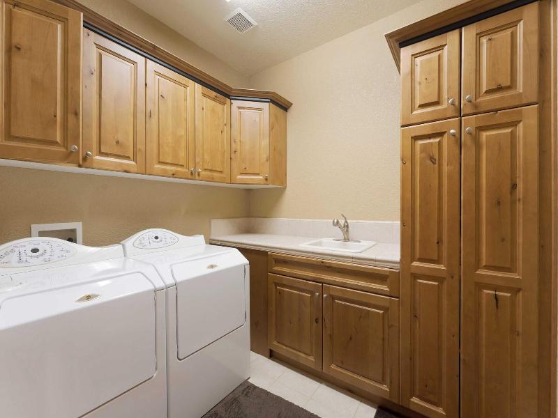 Luxe All-season Retreat By Avantstay Prime Locat image