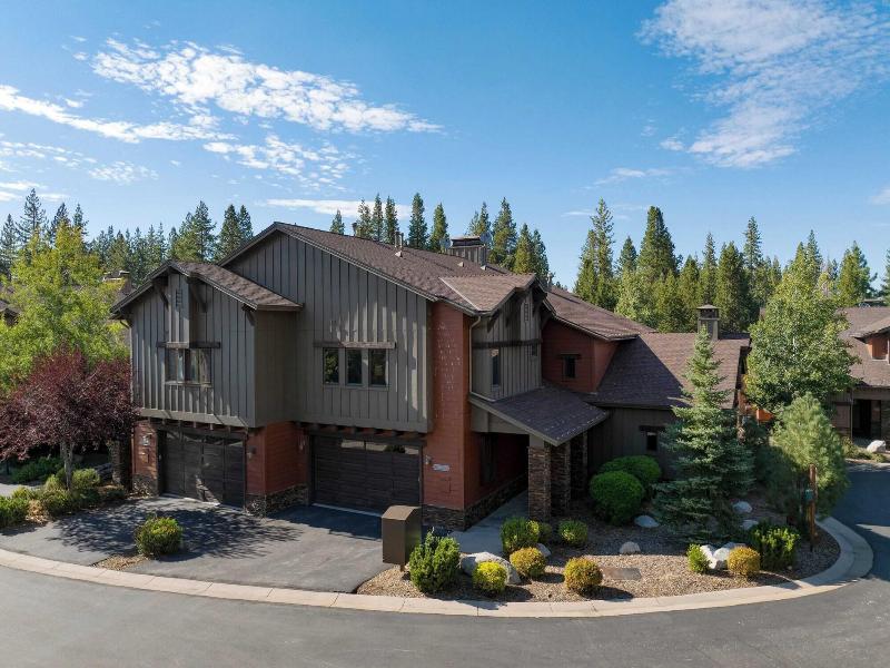 Luxe All-season Retreat By Avantstay Prime Locat image
