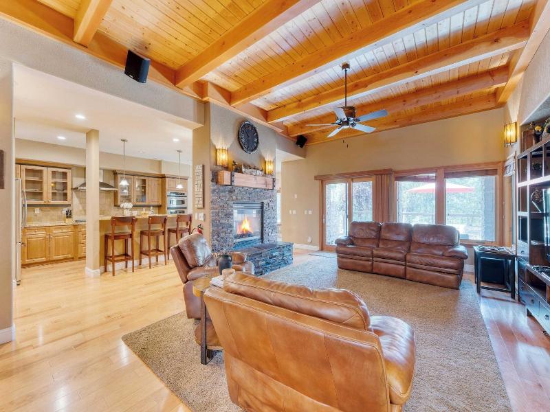 Luxe All-season Retreat By Avantstay Prime Locat image