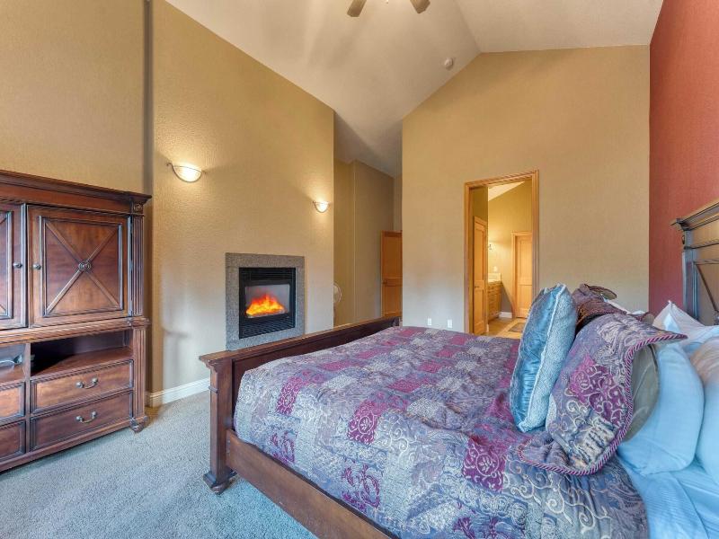 Luxe All-season Retreat By Avantstay Prime Locat image