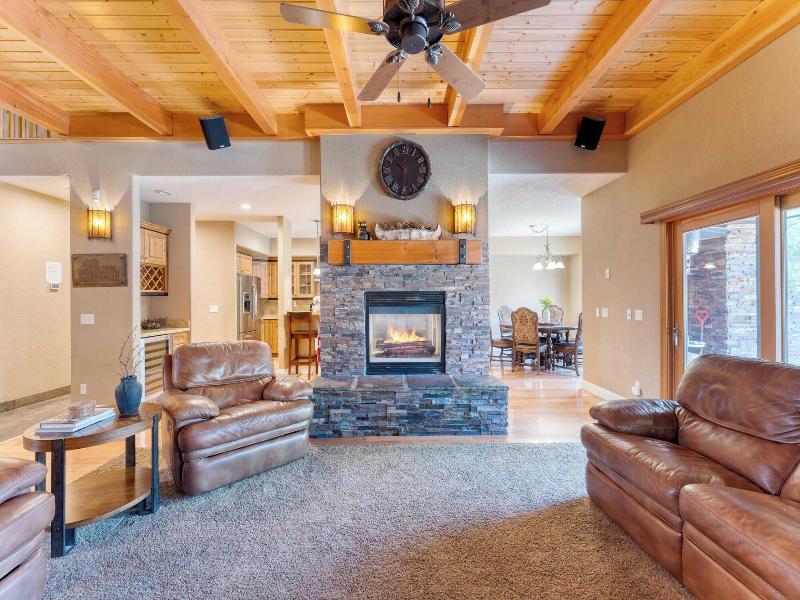 Luxe All-season Retreat By Avantstay Prime Locat image