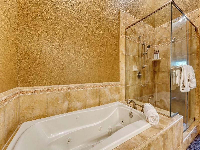 Luxe All-season Retreat By Avantstay Prime Locat image