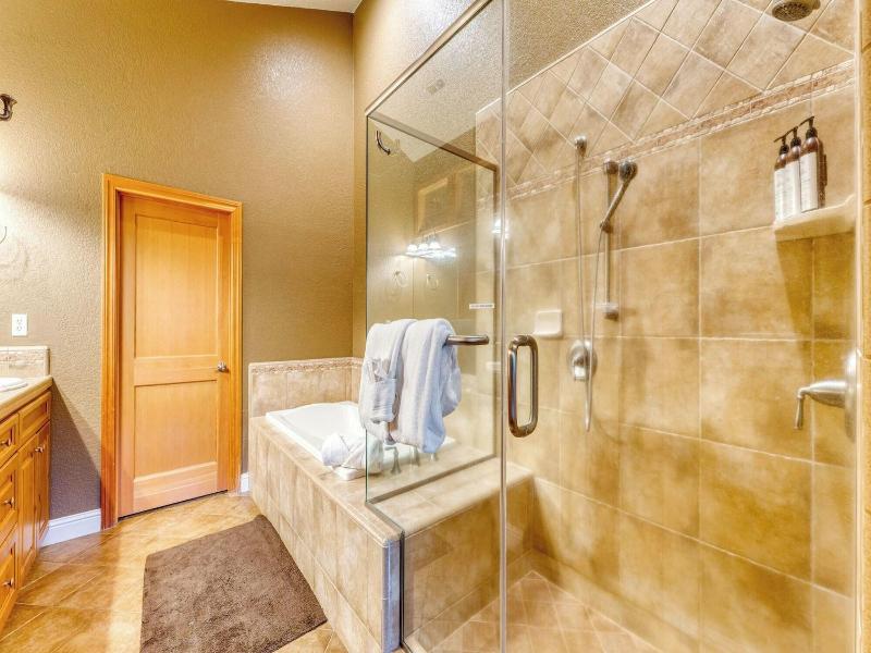 Luxe All-season Retreat By Avantstay Prime Locat image