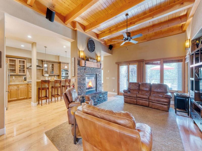 Luxe All-season Retreat By Avantstay Prime Locat image