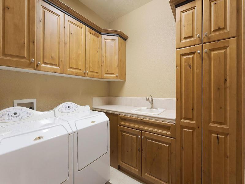 Luxe All-season Retreat By Avantstay Prime Locat image