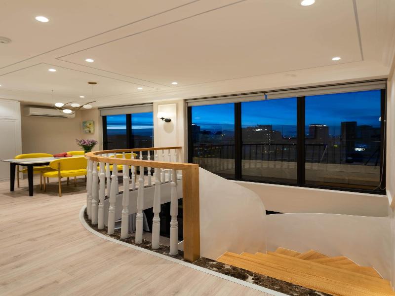 Louis Mo Apartment image