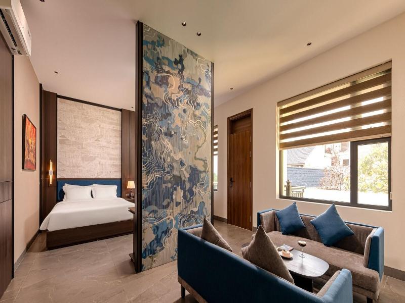 Tam Coc Center Luxury Hotel & Villa image