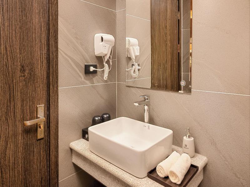 Tam Coc Center Luxury Hotel & Villa image