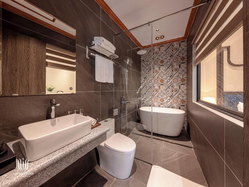 Tam Coc Center Luxury Hotel & Villa image
