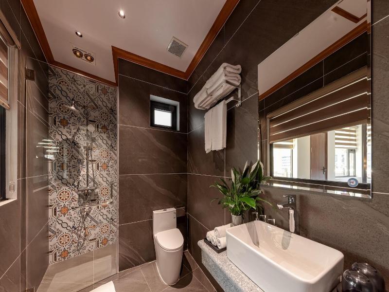 Tam Coc Center Luxury Hotel & Villa image