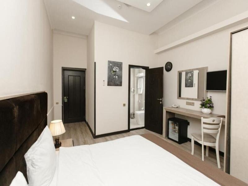 Deluxe Hotel By Zorge Street image