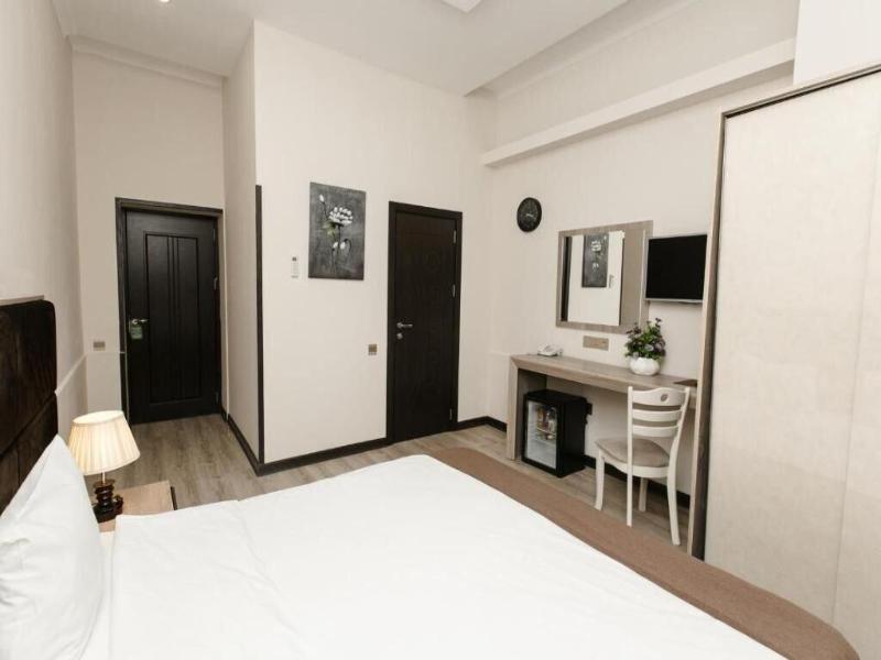 Deluxe Hotel By Zorge Street image