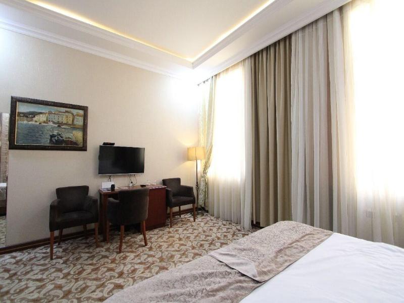 Deluxe Hotel By Zorge Street image