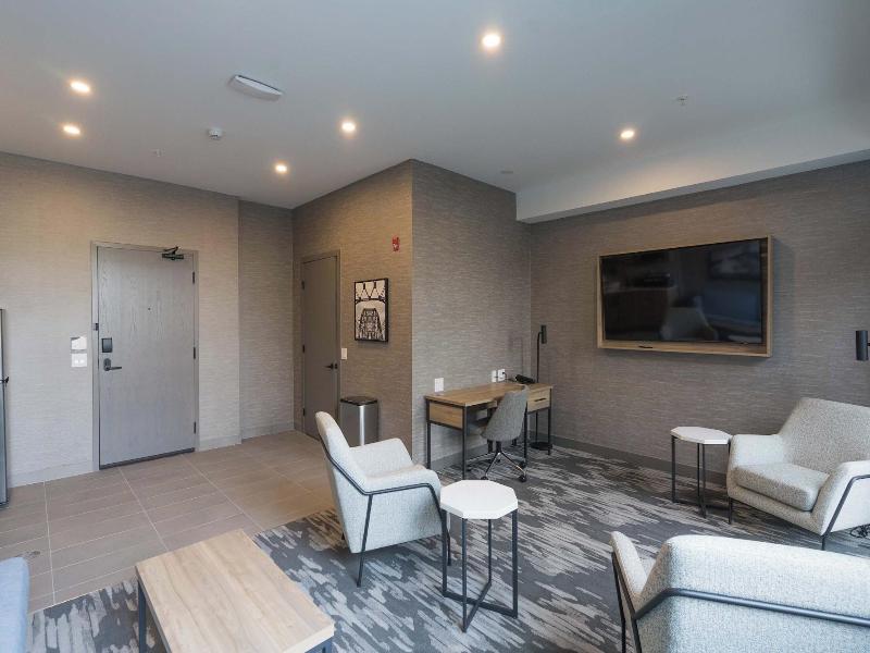 Sandman Signature Winnipeg Airport Hotel & Suite image