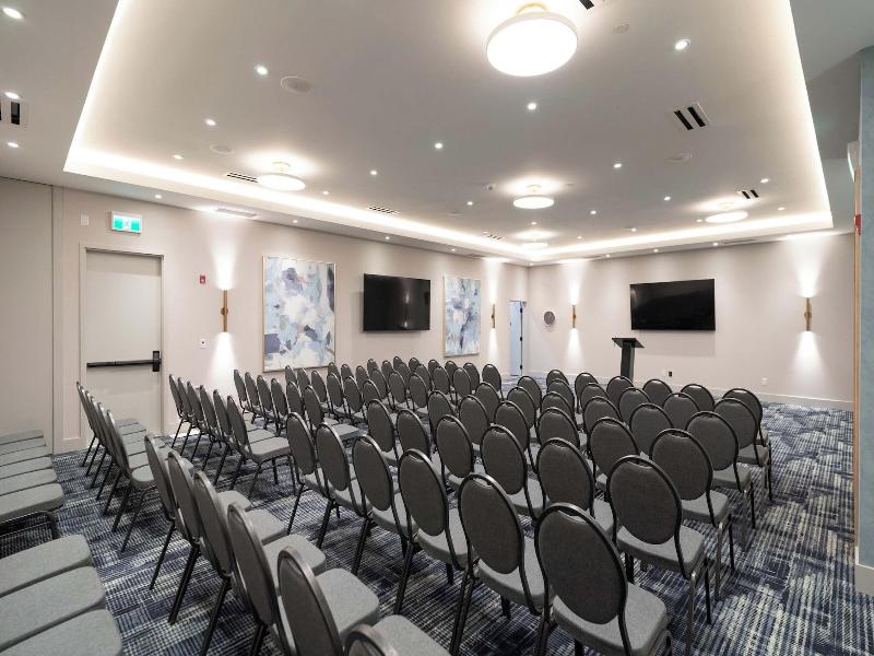 Sandman Signature Winnipeg Airport Hotel & Suite image