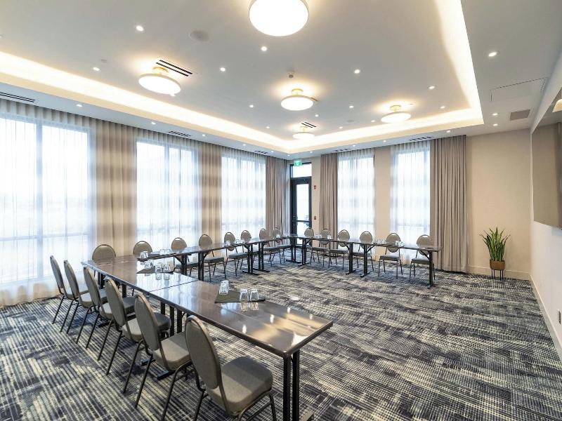 Sandman Signature Winnipeg Airport Hotel & Suite image