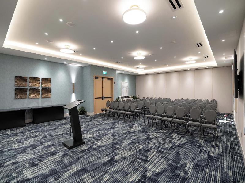 Sandman Signature Winnipeg Airport Hotel & Suite image