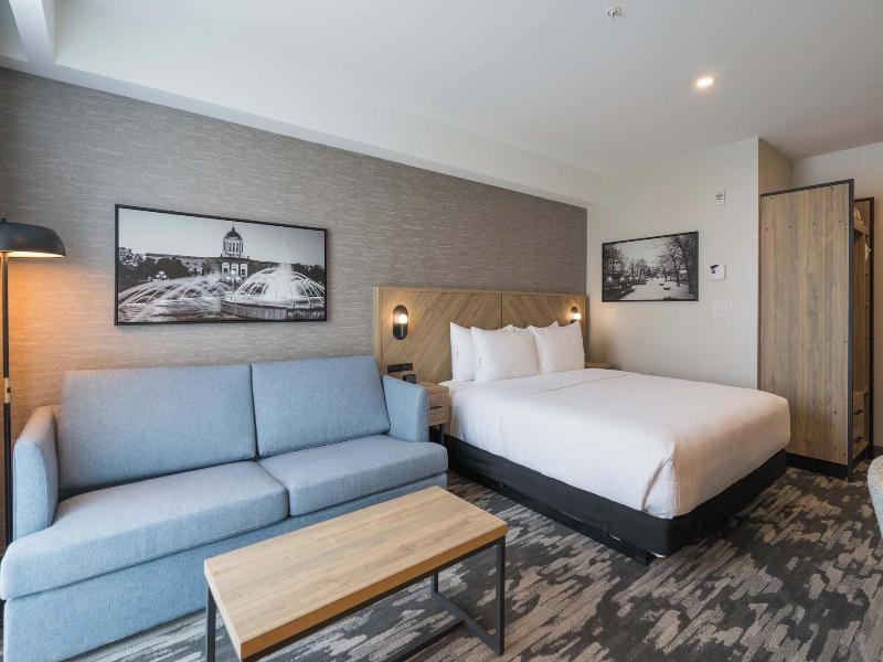 Sandman Signature Winnipeg Airport Hotel & Suite image