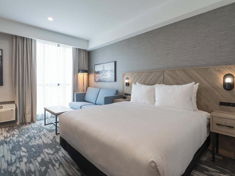 Sandman Signature Winnipeg Airport Hotel & Suite image