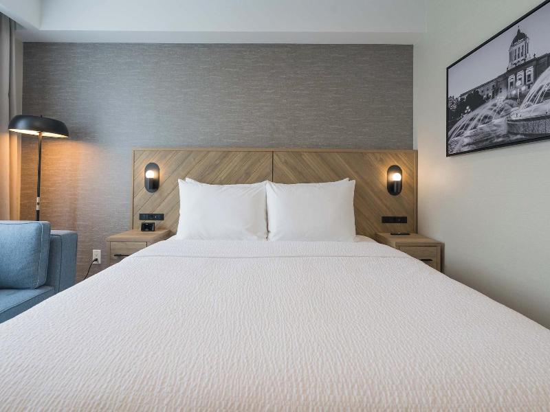 Sandman Signature Winnipeg Airport Hotel & Suite image