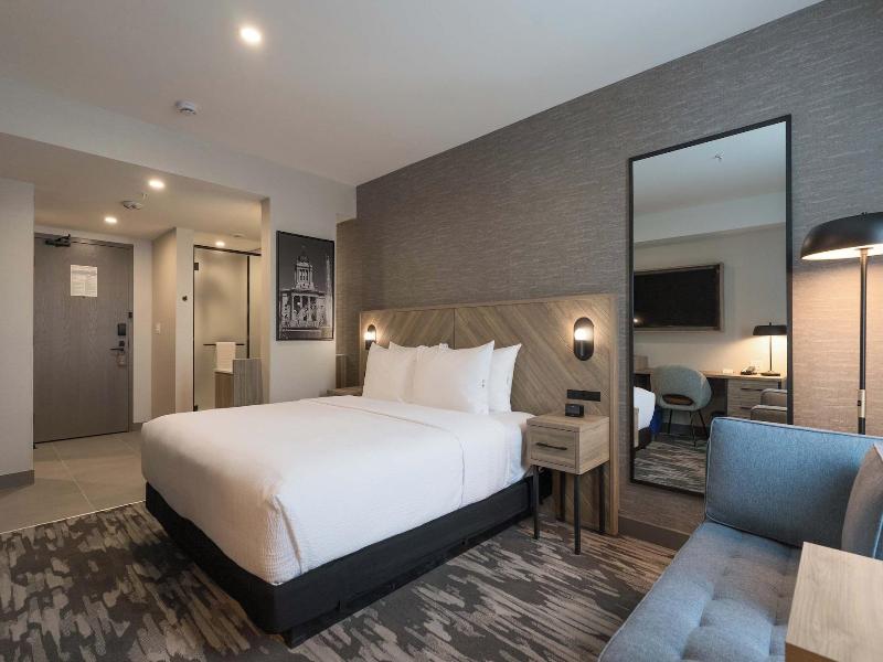 Sandman Signature Winnipeg Airport Hotel & Suite image
