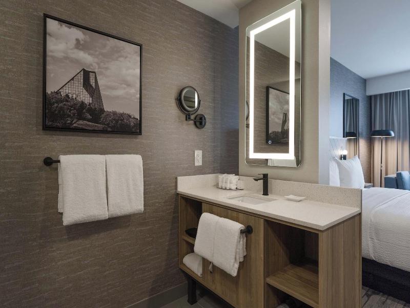 Sandman Signature Winnipeg Airport Hotel & Suite image