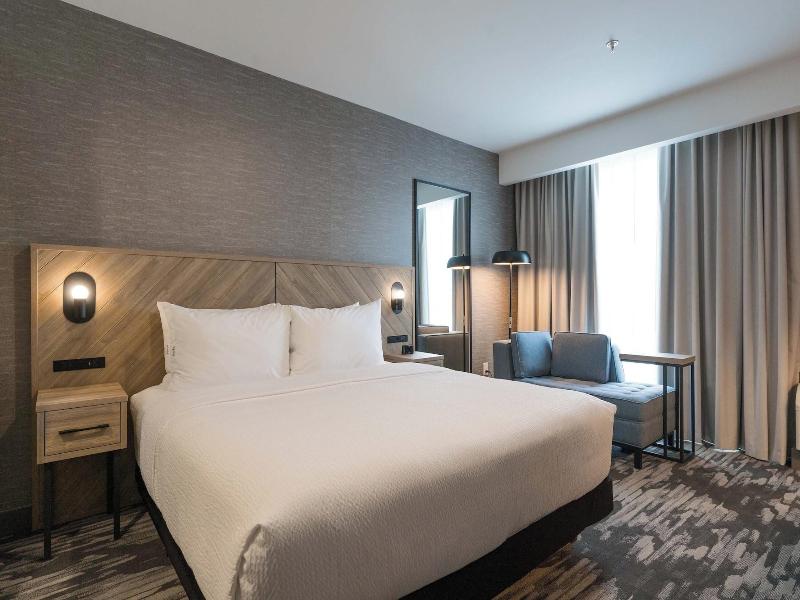 Sandman Signature Winnipeg Airport Hotel & Suite image
