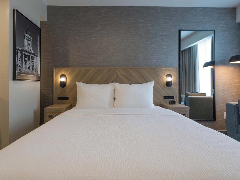Sandman Signature Winnipeg Airport Hotel & Suite image