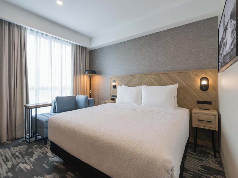 Sandman Signature Winnipeg Airport Hotel & Suite image