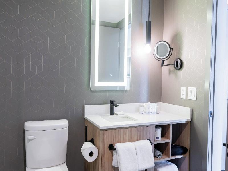 Sandman Signature Winnipeg Airport Hotel & Suite image