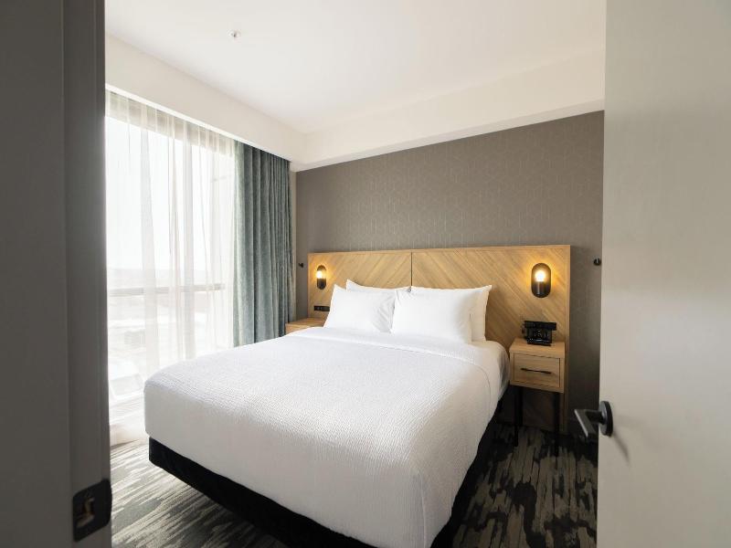 Sandman Signature Winnipeg Airport Hotel & Suite image