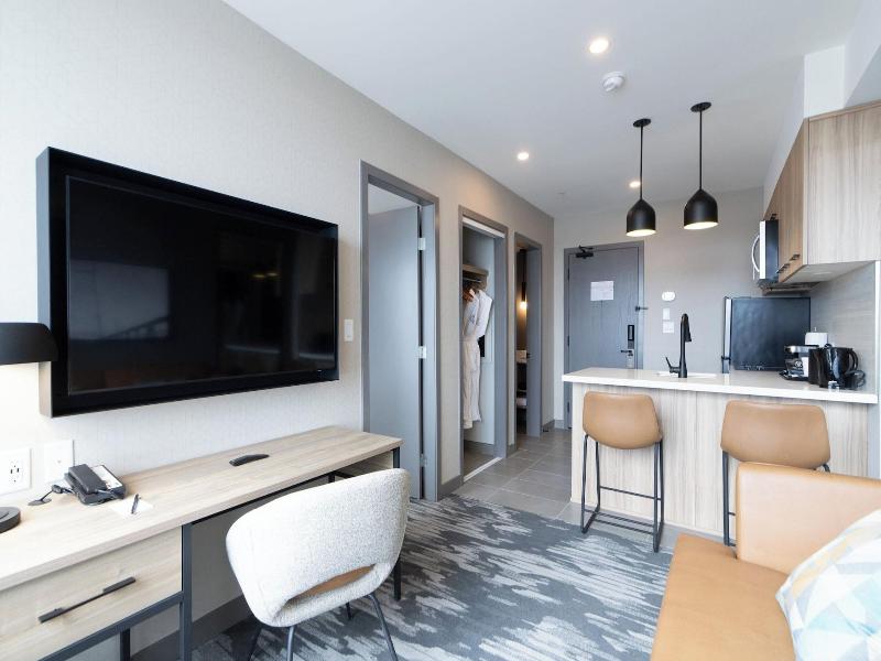 Sandman Signature Winnipeg Airport Hotel & Suite image