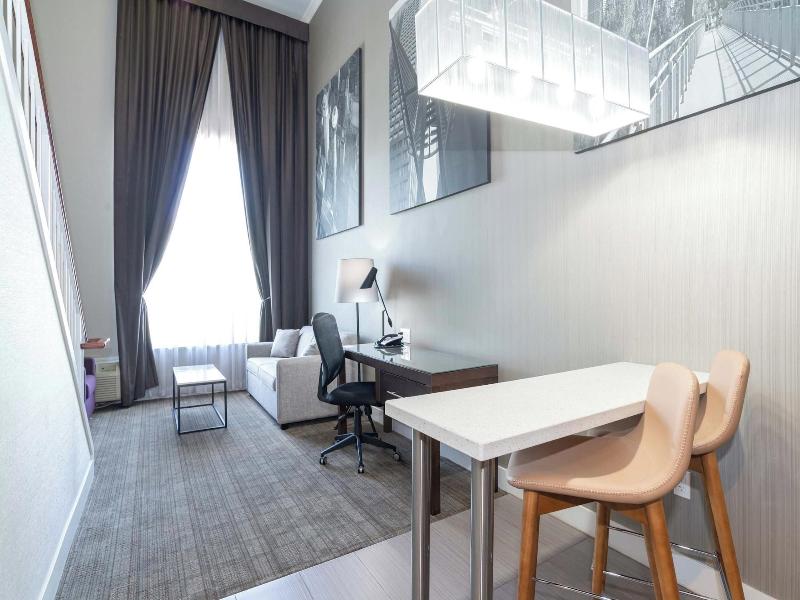 Sandman Signature Winnipeg Airport Hotel & Suite image