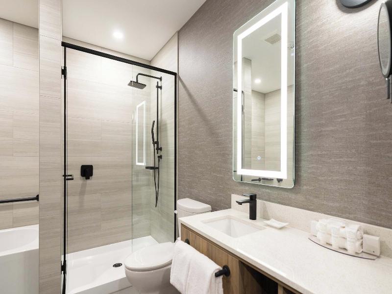 Sandman Signature Winnipeg Airport Hotel & Suite image