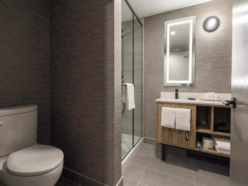 Sandman Signature Winnipeg Airport Hotel & Suite image