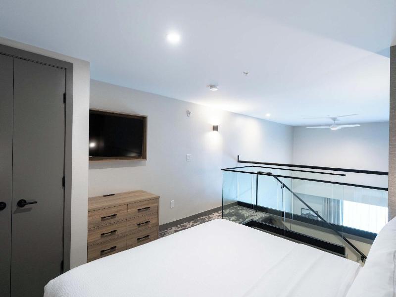 Sandman Signature Winnipeg Airport Hotel & Suite image