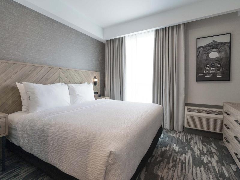 Sandman Signature Winnipeg Airport Hotel & Suite image