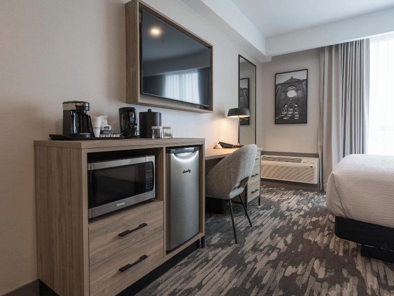 Sandman Signature Winnipeg Airport Hotel & Suite image
