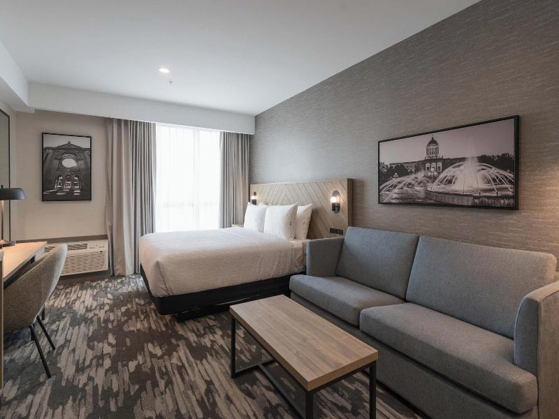 Sandman Signature Winnipeg Airport Hotel & Suite image