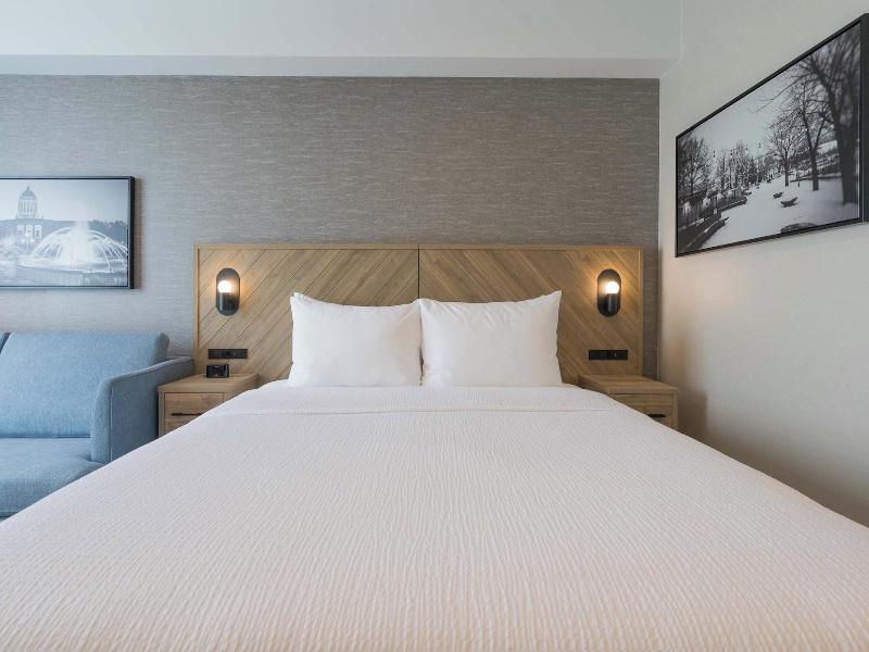 Sandman Signature Winnipeg Airport Hotel & Suite image