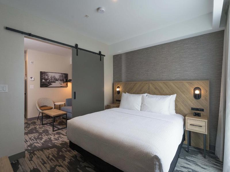 Sandman Signature Winnipeg Airport Hotel & Suite image