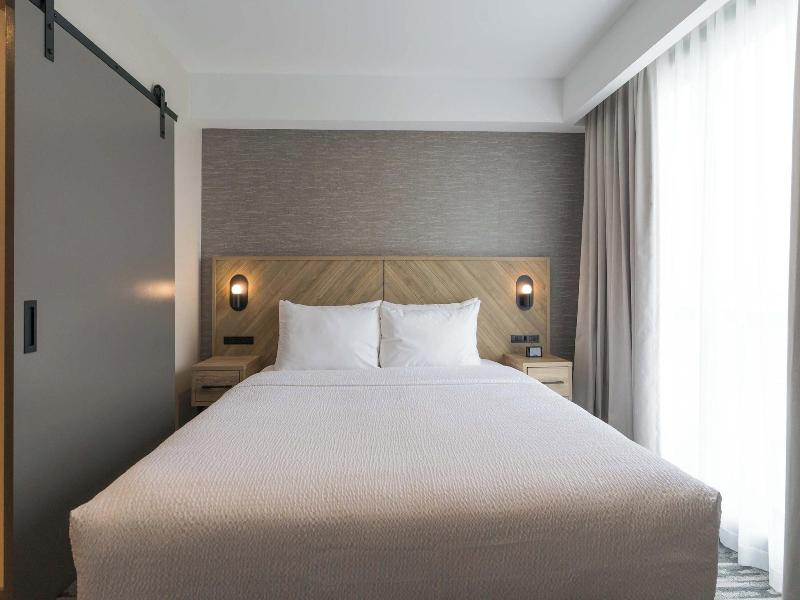 Sandman Signature Winnipeg Airport Hotel & Suite image