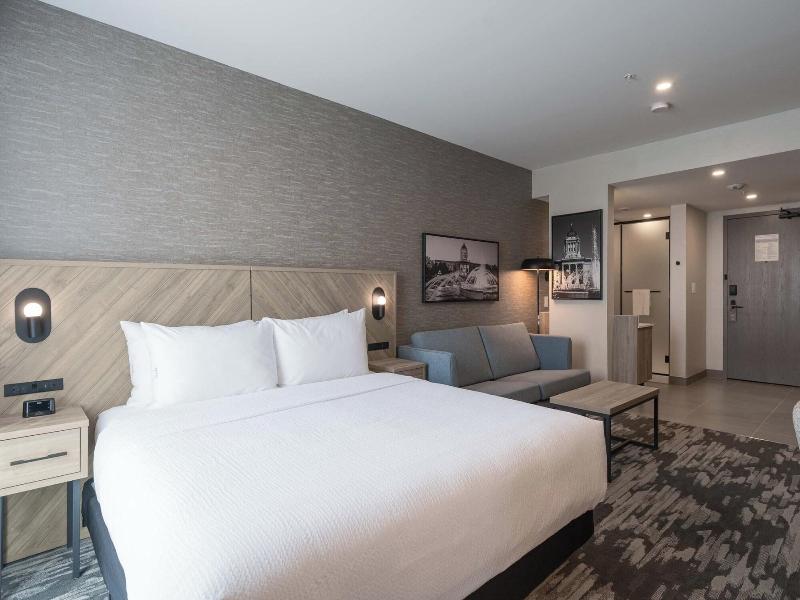 Sandman Signature Winnipeg Airport Hotel & Suite image