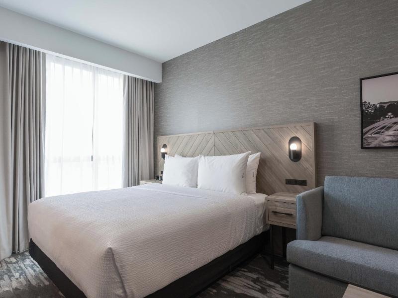 Sandman Signature Winnipeg Airport Hotel & Suite image